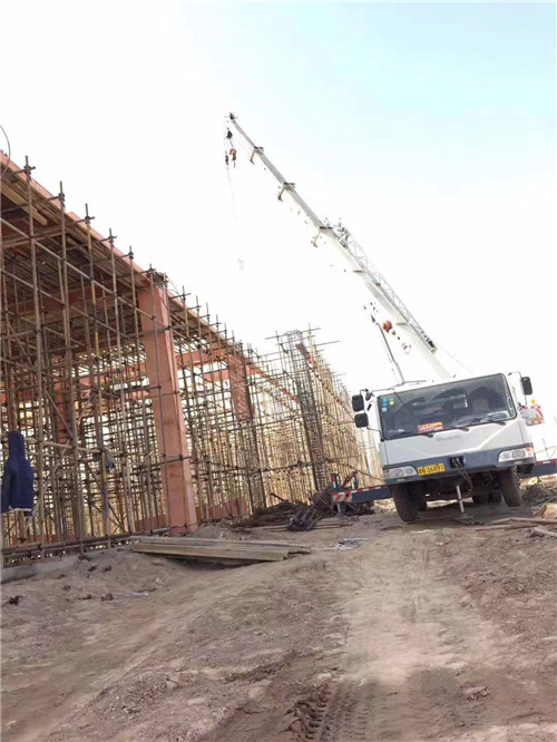 宝兴县吊车作业的安全注意事项有哪些？