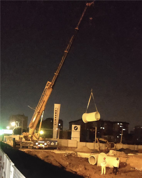 宝兴县“弯臂矫正”—— 吊车的 “形变补偿” 技术